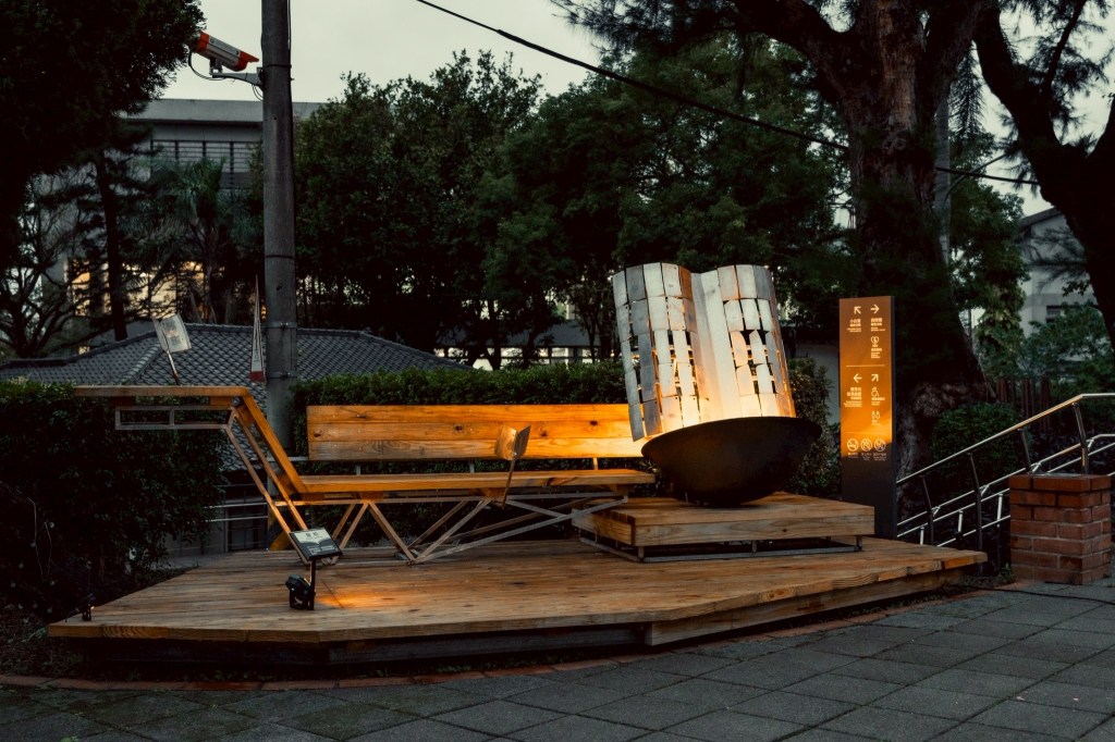 The Book of Life in Yangmei 刀光梅影
